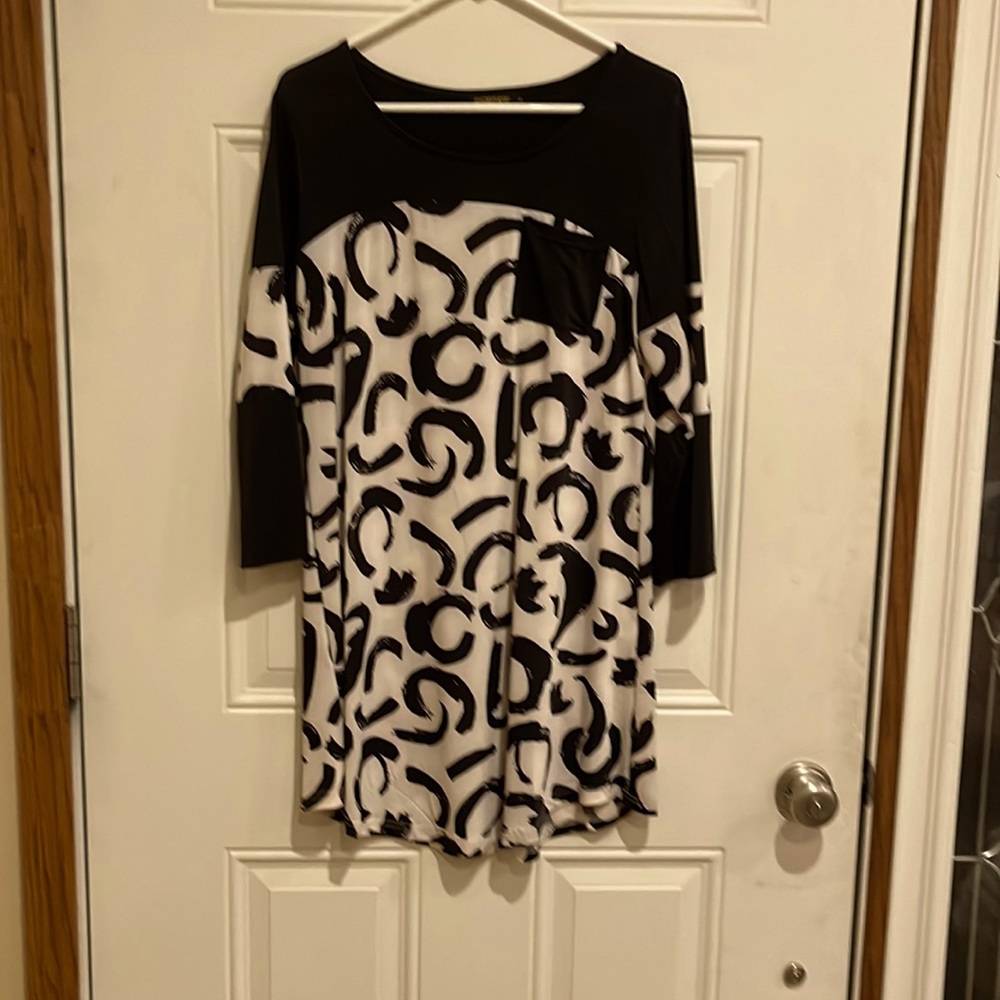 Black and white tunic.  Made by Reborn.  Size Large.  3/4 inch sleeve